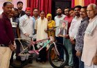 Bajpur : उत्तराखंड बोर्ड परीक्षा में शानदार प्रदर्शन करने वाली छात्रा कनिष्का को पूर्व मुख्यमंत्री अखिलेश यादव की ओर से साइकिल भेंट की गई।