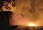Deoband : देवबंद के मोहल्ला बेरियान में प्लास्टिक गोदाम में भीषण आग, स्थानीय लोगों ने पाया काबू