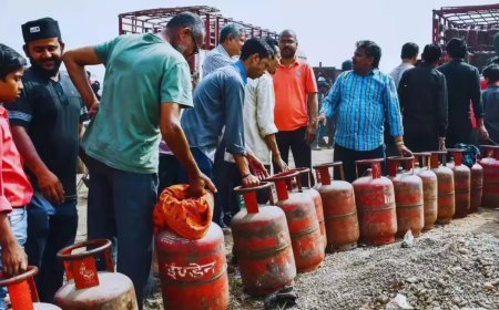 एलपीजी सिलेंडर कीमतों में बड़ा बदलाव: 1 अप्रैल से कमर्शियल गैस हुई महंगी, जानें घरेलू ग्राहकों के लिए क्या हैं नए नियम।