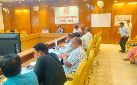 Hardoi: संचारी रोगों पर वार: हरदोई में डीएम अनुनय झा ने तेज की तैयारियां, विभागों को सख्त निर्देश। 