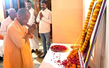 Gorakhpur: पूर्व विधायक शीतल पांडेय के पुत्र को मुख्यमंत्री योगी ने दी भावभीनी श्रद्धांजलि। 