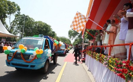 Lucknow: योगी आदित्यनाथ ने लखनऊ में 250 हरित ऊर्जा वाहनों को दिखाई हरी झंडी, विपक्ष पर साधा निशाना; स्वच्छता में टॉप-3 और ‘नेट जीरो’ की ओर बढ़ता शहर। 