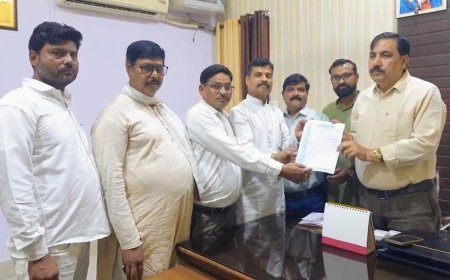 Hathras : स्मार्ट मीटर से बिजली कटौती के खिलाफ जनसेवार्थ मंच का प्रदर्शन, एसडीएम को सौंपा ज्ञापन