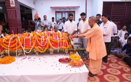 Gorakhpur: मारकंडेय यादव को सीएम योगी ने दी भावभीनी श्रद्धांजलि, परिजनों को बंधाया ढांढस। 