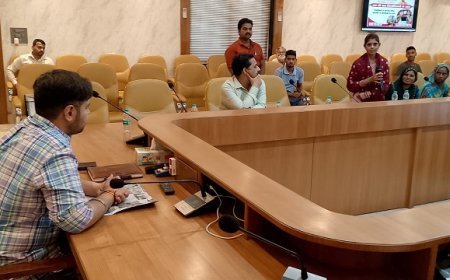 Hardoi: मिशन शक्ति के तहत ‘हक की बात’: डीएम अनुनय झा ने पीड़ित महिलाओं की सुनी समस्याएं, त्वरित कार्रवाई के दिए निर्देश। 