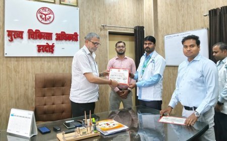 Hardoi: ईएमटी दिवस पर उत्कृष्ट कार्य करने वाले एंबुलेंस कर्मियों को सीएमओ ने किया सम्मानित। 