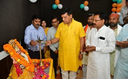 Lucknow: नगर विकास एवं ऊर्जा मंत्री ए क शर्मा ने मऊ भ्रमण के दौरान स्कूल चलो अभियान रैली का हरी झंडी दिखाकर किया भव्य शुभारम्भ। 