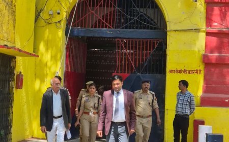 Sitapur : जिला कारागार और वन स्टॉप सेंटर का औचक निरीक्षण, सचिव ने व्यवस्थाएं सुधारने के दिए निर्देश