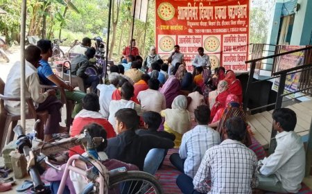 Sitapur : खैराबाद में दिव्यांगों और निराश्रित महिलाओं का प्रदर्शन, एंबुलेंस की कमी और सरकारी योजनाओं में धांधली का आरोप