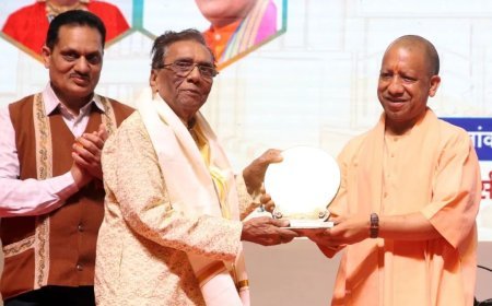Lucknow : सीएम योगी ने पद्म पुरस्कार से सम्मानित विभूतियों और आकाशवाणी के वरिष्ठ लोक सेवा प्रसारकों को किया सम्मानित