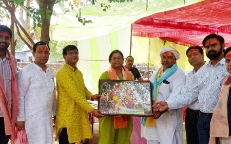 Hathras : हनुमान जन्मोत्सव पर सेवानिवृत्त शिक्षकों का भव्य सम्मान, विदाई समारोह में उमड़ी शिक्षकों की भीड़