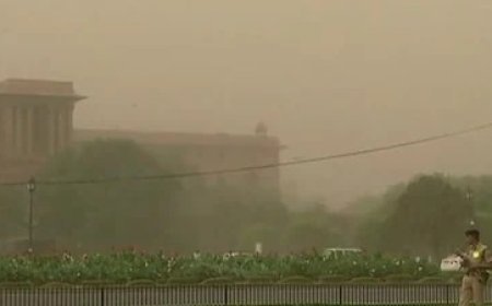 दिल्ली-NCR में मौसम का मिजाज बदला: सुबह-सुबह धूल भरी आंधी ने थामी रफ्तार, दिन भर छाए रहेंगे बादल।