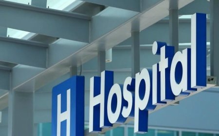 नोएडा जिला अस्पताल के डॉक्टर और वार्ड बॉय पर गिरी गाज, फर्जी मेडिकल रिपोर्ट के बदले 71 हजार रुपये घूस लेने का मामला।