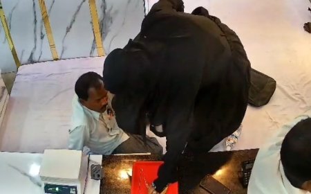 अयोध्या में दिनदहाड़े सर्राफा दुकान में लूट, नकाबपोश महिला ने ज्वेलर्स पर बोला धावा, इलाके में मची अफरा-तफरी।