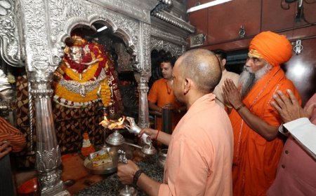 मुख्यमंत्री का काशी दौरा: ‘काशी कोतवाल’ और बाबा विश्वनाथ के किए दर्शन-पूजन, बच्चों व व्यापारियों से किया आत्मीय संवाद। 