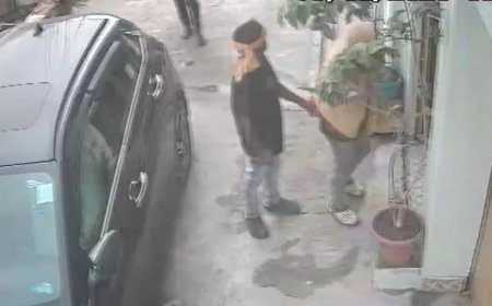 घर के भीतर से भरा हुआ गैस सिलेंडर लेकर रफूचक्कर हुआ शातिर, सीसीटीवी में कैद हुई लाइव चोरी।