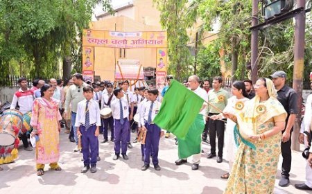 Hardoi: ‘स्कूल चलो अभियान’ का आगाज़: योगी आदित्यनाथ के संदेश के साथ हरदोई में जागरूकता रैली। 