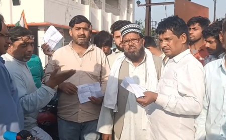 Sambhal: सर्वर डाउन, बिजली गुल और जनता बेहाल” - हयातनगर बिजली घर पर फूटा उपभोक्ताओं का गुस्सा। 