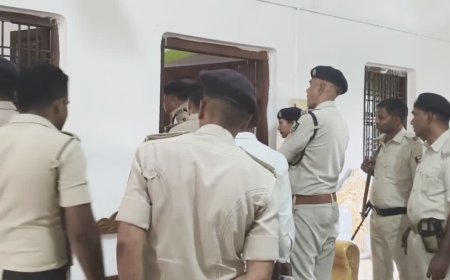 रोहतास के मैरिज हॉल में पुलिस का बड़ा छापा: 80 युवक-युवतियां आपत्तिजनक स्थिति में हिरासत में, इलाके में मचा हड़कंप