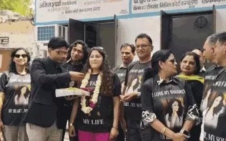 शादी के सात जन्मों का बंधन टूटा तो पिता ने खिलाई मिठाई, टी-शर्ट पर 'आई लव माई डॉटर' लिखकर समाज को दिया बड़ा संदेश