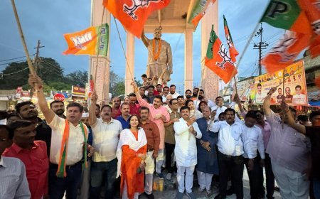 Sitapur : भाजपा स्थापना दिवस की पूर्व संध्या पर भाजपाइयों ने किया दीपदान, महापुरुषों को दी श्रद्धांजलि