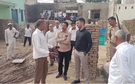 Sambhal : सम्भल में अवैध कब्जे पर चला बुलडोजर: मदरसा, मस्जिद और 5 दुकानें ढहनी शुरू, 8 दिन की मोहलत के बाद खुद हटाने लगे निर्माण