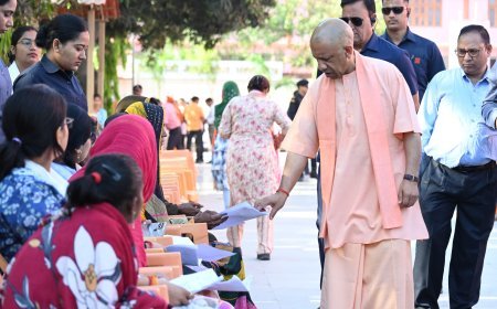 Gorakhpur: मुख्यमंत्री का संवेदनशील चेहरा- जनता दर्शन में बेटी की फीस से लेकर इलाज तक हर मदद का भरोसा। 