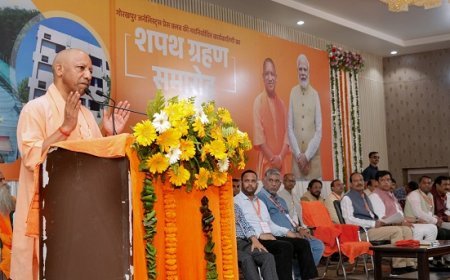 गोरखपुर में सीएम योगी आदित्यनाथ का संदेश: मीडिया के सभी आयामों में समन्वय जरूरी, एकरूपता से ही बढ़ेगा जन-विश्वास।