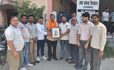 Bajpur : समाजसेवी सीताराम तिवारी को महाराणा प्रताप का चित्र भेंट कर किया सम्मानित