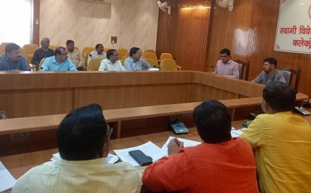 Hardoi: जिलाधिकारी ने की चकबंदी कार्यों की समीक्षा, लंबित मामलों के शीघ्र निस्तारण के निर्देश।