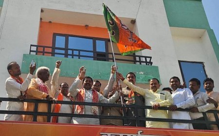 Kushinagar : उत्साह के साथ मनाया गया भाजपा का स्थापना दिवस, सांसद और जिलाध्यक्ष ने कार्यकर्ताओं को दी बधाई