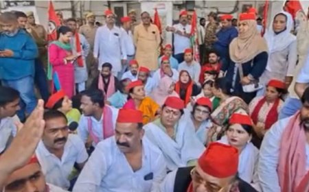 Lucknow : हाउस और वाटर टैक्स में मनमानी के खिलाफ लखनऊ नगर निगम पर सपा का हल्लाबोल, सुविधाओं के अभाव में घेरा मुख्यालय