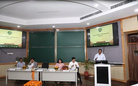 Lucknow : निवेश को रफ़्तार देने के लिए इन्वेस्ट यूपी द्वारा आईआईएम लखनऊ में अफसरों को दी जा रही है 'बिज़नेस ट्रेनिंग'