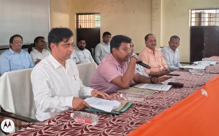 Sitapur : निजी स्कूलों में फीस वृद्धि और यूनिफॉर्म को लेकर जिलाधिकारी के कड़े निर्देश, नियमों की अनदेखी पर लगेगा भारी जुर्माना