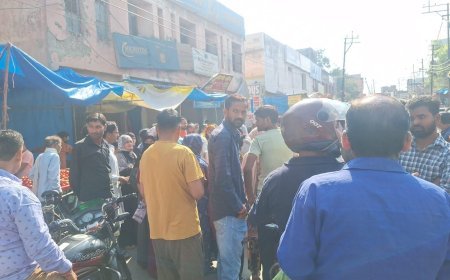 Farrukhabad : गैस की कमी से परेशान महिलाओं का फूटा गुस्सा, सड़क पर खाली सिलेंडर रखकर लगाया जाम