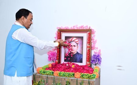 Lucknow : बंकिम चंद्र चट्टोपाध्याय की रचनाएं आज भी जगाती हैं राष्ट्रभक्ति की अलख, उप मुख्यमंत्री ने दी श्रद्धांजलि