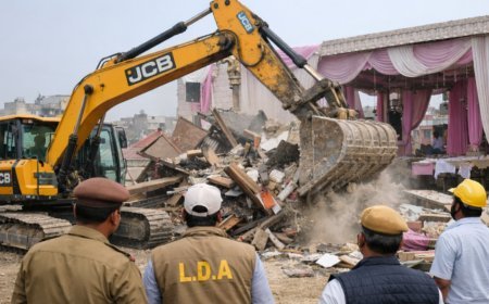 गोमती नगर विस्तार में अवैध मैरिज लॉन पर चला बुलडोजर, एलडीए के अर्जन व प्रवर्तन विभाग की संयुक्त टीम ने की कार्रवाई। 