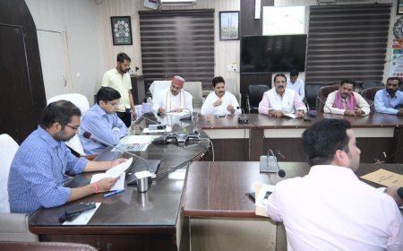 Sambhal: सम्भल में मतदाता सूची अपडेट: 13.43 लाख वोटर, जेंडर रेश्यो में सुधार—डीएम राजेंद्र पेंसिया ने दी जानकारी।