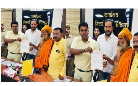 Sitapur : प्राचीन हनुमान मंदिर को हटाने के नोटिस पर भड़का गुस्सा, संगठन ने घेरा कलेक्ट्रेट