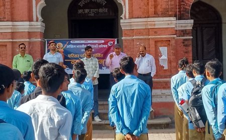 Hardoi: आर आर इंटर कॉलेज में ‘वंदे मातरम्’ के 150 वर्ष पूर्ण होने पर सामूहिक गायन का आयोजन। 