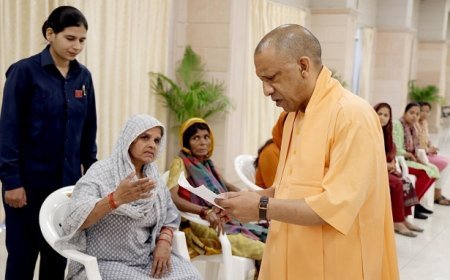 जनता दर्शन में मुख्यमंत्री योगी आदित्यनाथ का संदेश: परिवार ही सबसे बड़ी पूंजी, विवाद सुलझाएं आपसी समझ से। 