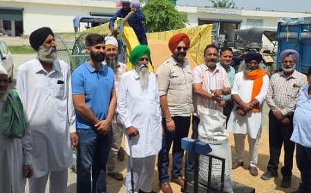 Bajpur: आरएफसी गेहूं तौल कांटे की लिमिट 300 कुंतल के विरोध में जमकर किया किसानों ने हंगामा। 