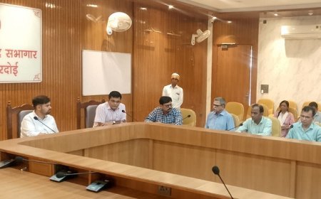 Hardoi: सड़क सुरक्षा को लेकर सख्त: डीएम अनुनय झा का अधिकारियों को निर्देश—क्रैश प्रोन एरिया में तत्काल सुधार, ई-रिक्शा/बसों पर लगाएं क्यूआर कोड। 