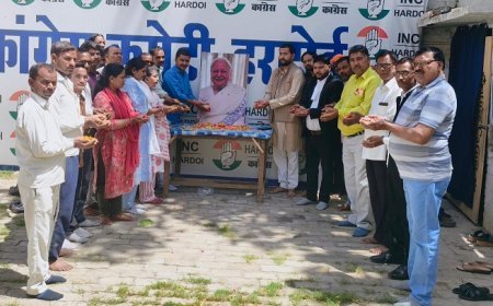 Hardoi: मोहसिना किदवई की स्मृति में जिला कांग्रेस कार्यालय पर शोक सभा आयोजित।