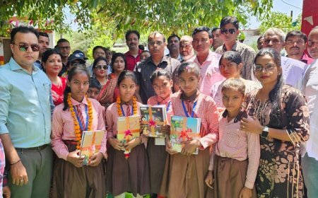 Hardoi: ब्लॉक स्तरीय ‘स्कूल चलो अभियान’ का शुभारंभ, बीईओ ने दिखाई हरी झंडी, शत-प्रतिशत नामांकन का लिया संकल्प। 