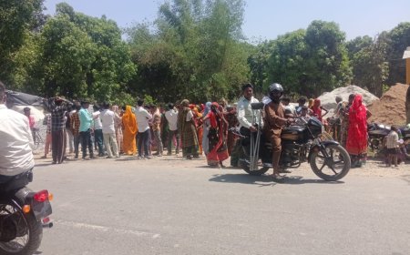 Sitapur : कोटे का चुनाव टलने पर ग्रामीणों का हंगामा, ब्लॉक परिसर का घेराव