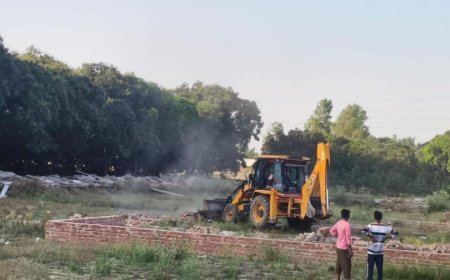Sitapur : सीतापुर के ललियापुर में अवैध निर्माण पर चला बुलडोजर, बिना नक्शे के काटी जा रही थी कॉलोनी