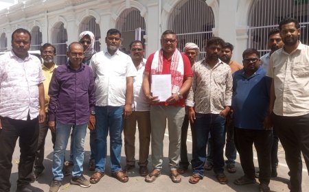 Ballia : बेदूआ बंधे से शराब की दुकानें हटाने के लिए नागरिकों ने जिलाधिकारी को सौंपा पत्र