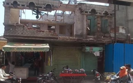 Hathras : विवादित दुकान में तोड़फोड़ से इमारत को खतरा, पीड़िता ने पुलिस पर लगाए गंभीर आरोप