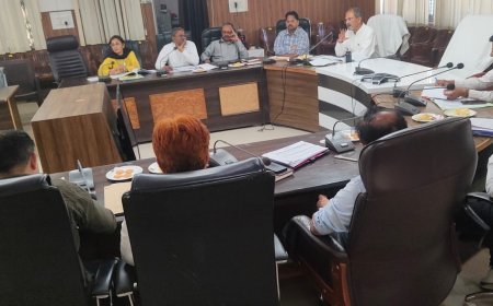 Hathras : हाथरस में सीएम डैशबोर्ड रैंकिंग सुधारने के लिए अधिकारियों को सख्त निर्देश